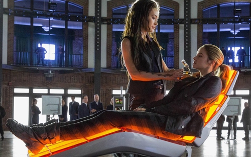Divergent (2014) Directed by: Neil Burger - Movie Review 